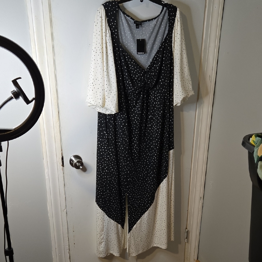 Torrid Size 2 Asymetrical Black And White 3/4 Sleeve With Polka Dots